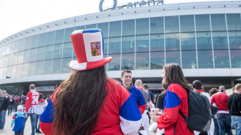 Čeští fanoušci před O2 arenou
