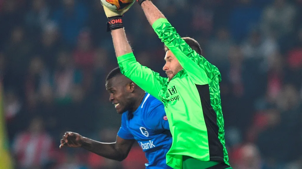 Brankář Slavie Ondřej Kolář v utkání Evropské ligy proti Genku