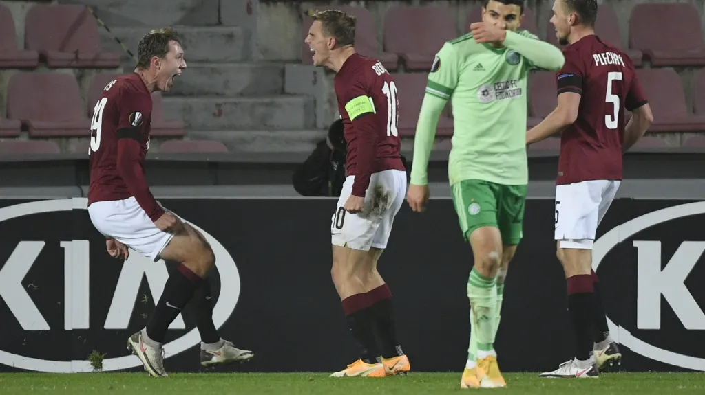 Lukáš Juliš s Bořkem Dočkalem slaví gól proti Celticu