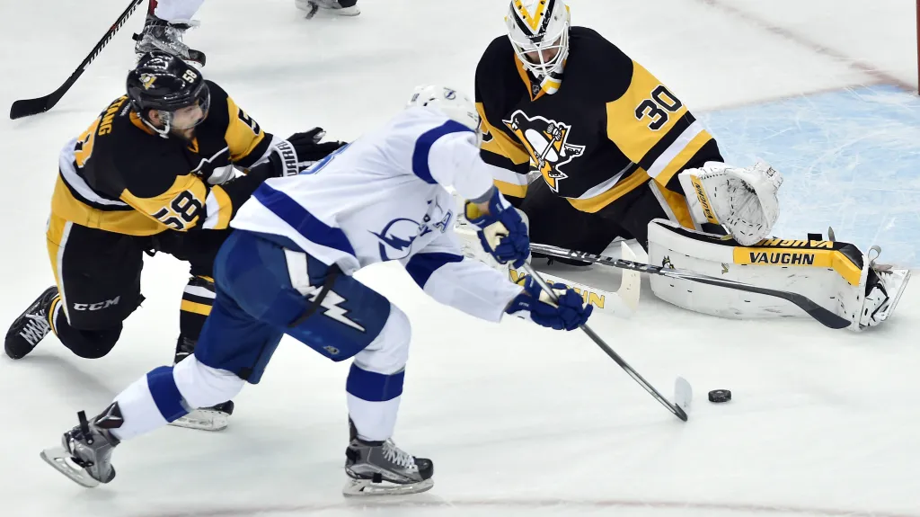 Ondřej Palát (v popředí) v utkání s Pittsburghem