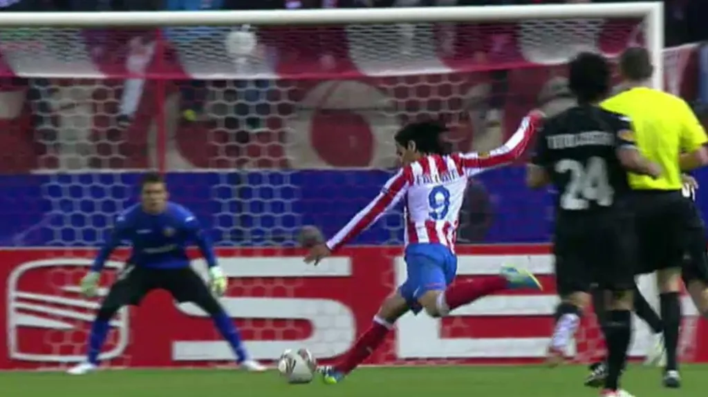 Falcao střílí gól Valencii