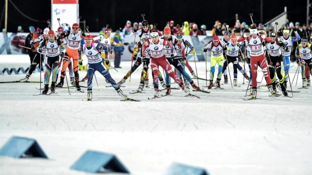 Veronika Vítková (s číslem 1) rozjíždí smíšenou biatlonovou štafetu