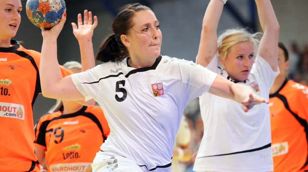 Česká házenkářka Kateřina Keclíková v utkání s Nizozemskem