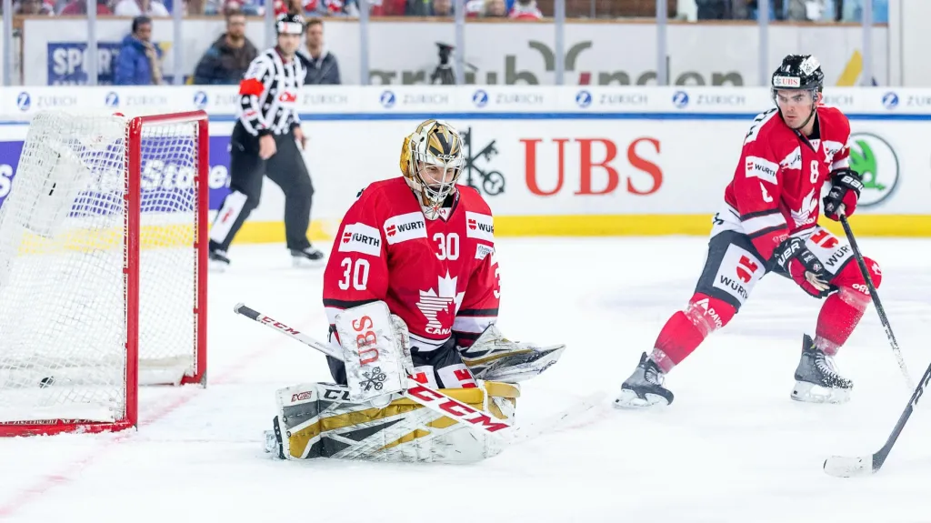 Kanadský brankář Zachary Fucale zasahuje proti střele na Spengler Cupu