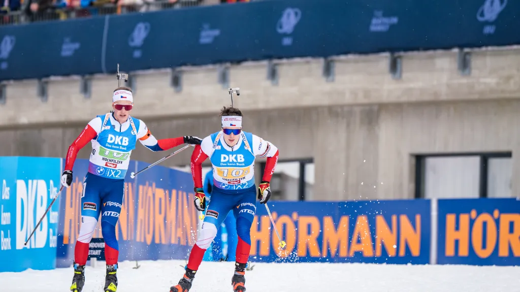 Jakub Štvrtecký předává Mikuláši Karlíkovi