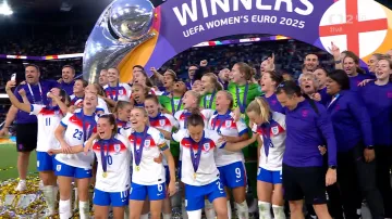 Angličanky pozvedly trofej pro vítězky Eura