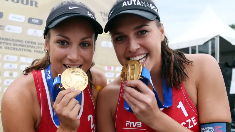 Barbora Hermannová (vlevo) a Martina Bonnerová slaví vítězství v turnaji Světové série