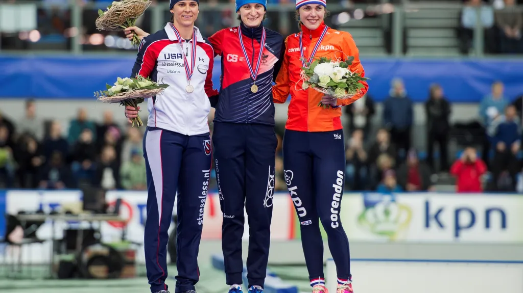 Vítězná Martina Sáblíková po závodu na 1500 metrů (uprostřed)