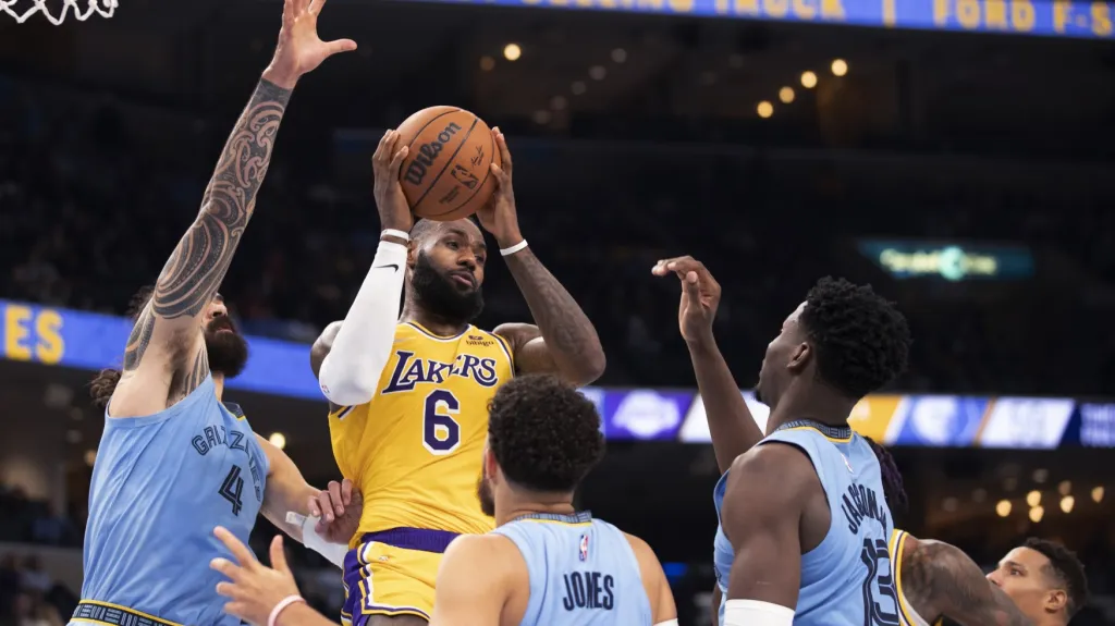 LeBron James z LA Lakers v utkání s Memphisem