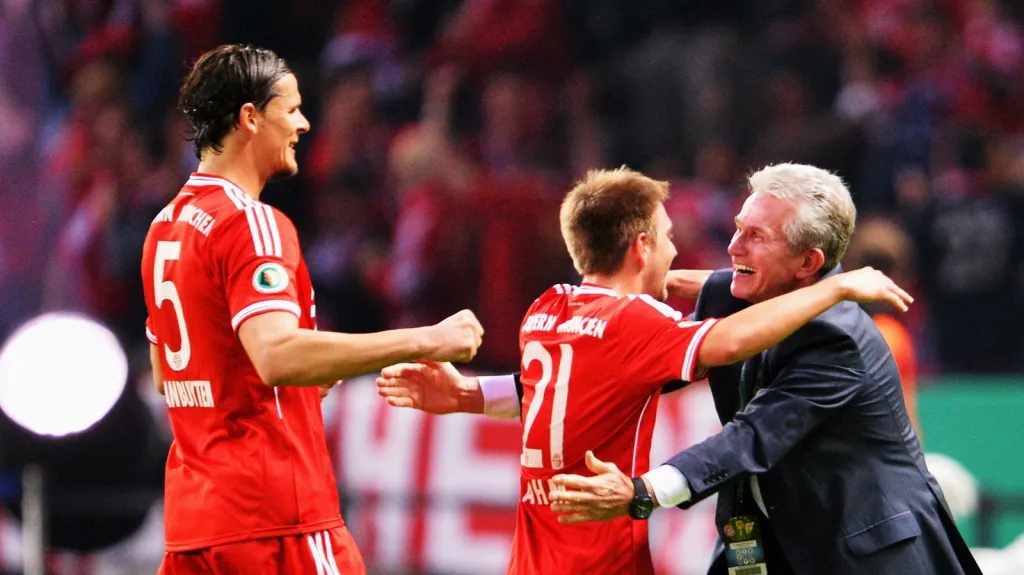 Slavící hráči Bayernu s trenérem Heynckesem
