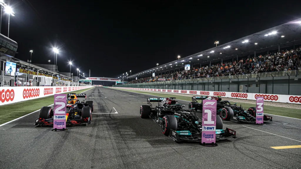 Vozy po kvalifikaci na VC Kataru. Uprostřed Lewis Hamilton, vlevo Max Verstappen a vpravo Valtteri Bottas