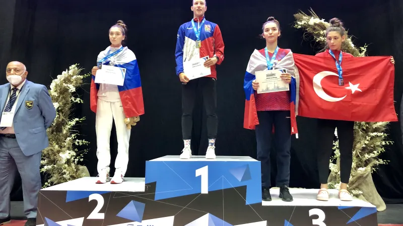 Zlatá taekwondistka Petra Štolbová (uprostřed) na ME do 21 let