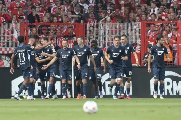 Fotbalisté Hoffenheimu slaví gól s Čechy Coufalem a Hranáčem