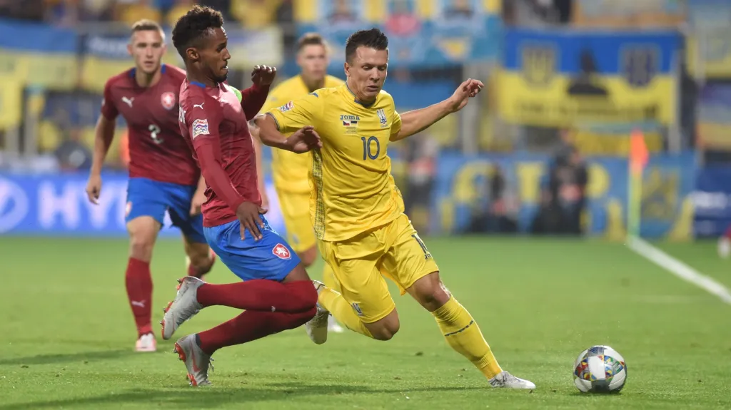 Český obránce Theodor Gebre Selassie se snaží zastavit Jevhena Konopljanku z Ukrajiny