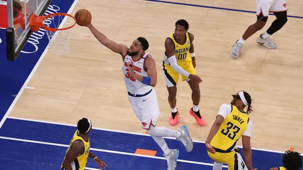 Karl-Anthony Towns skóruje v duelu s Indianou