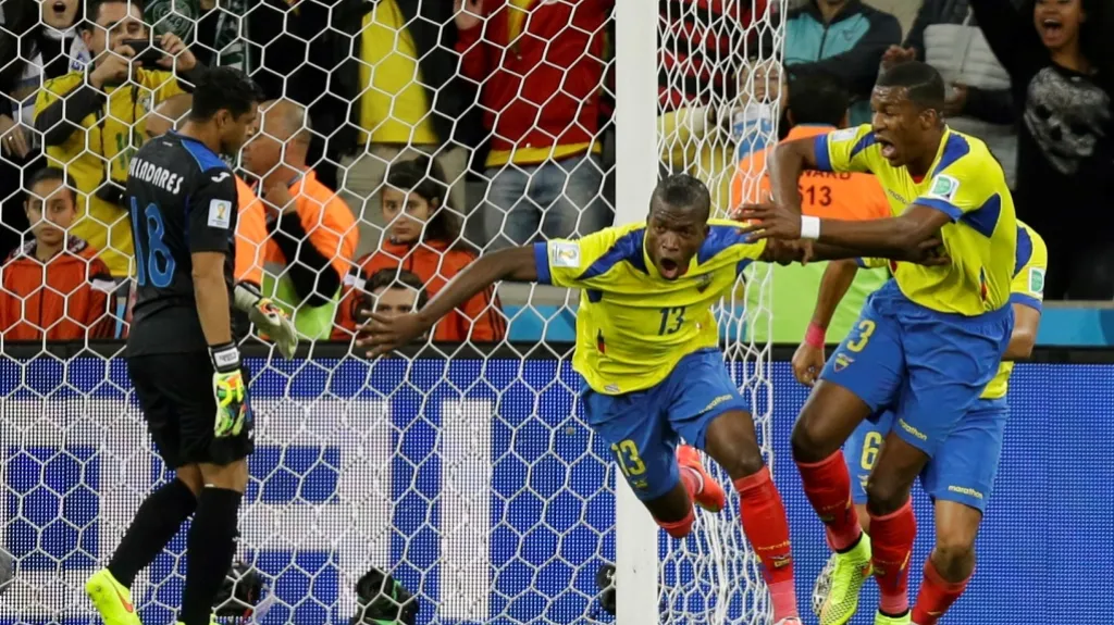 Enner Valencia dává svůj druhý gól Hondurasu