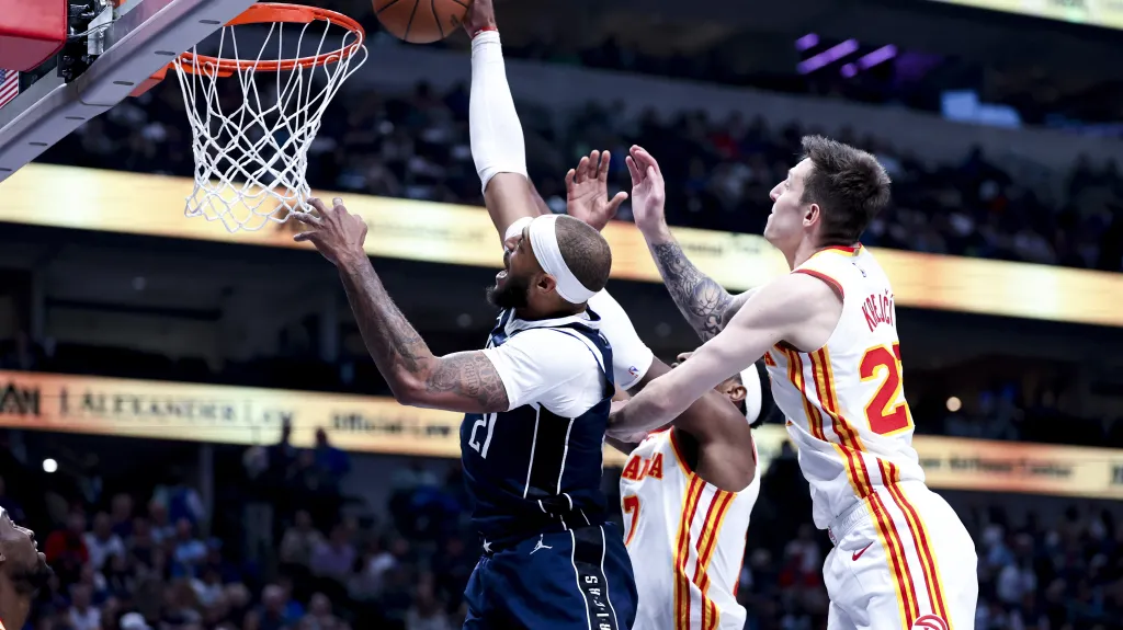 Vít Krejčí z Atlanty v obranné činnosti proti Dallasu