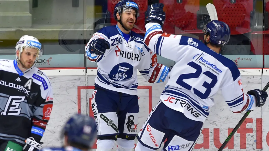 Hokejisté Vítkovic se radují z gólu v Karlových Varech