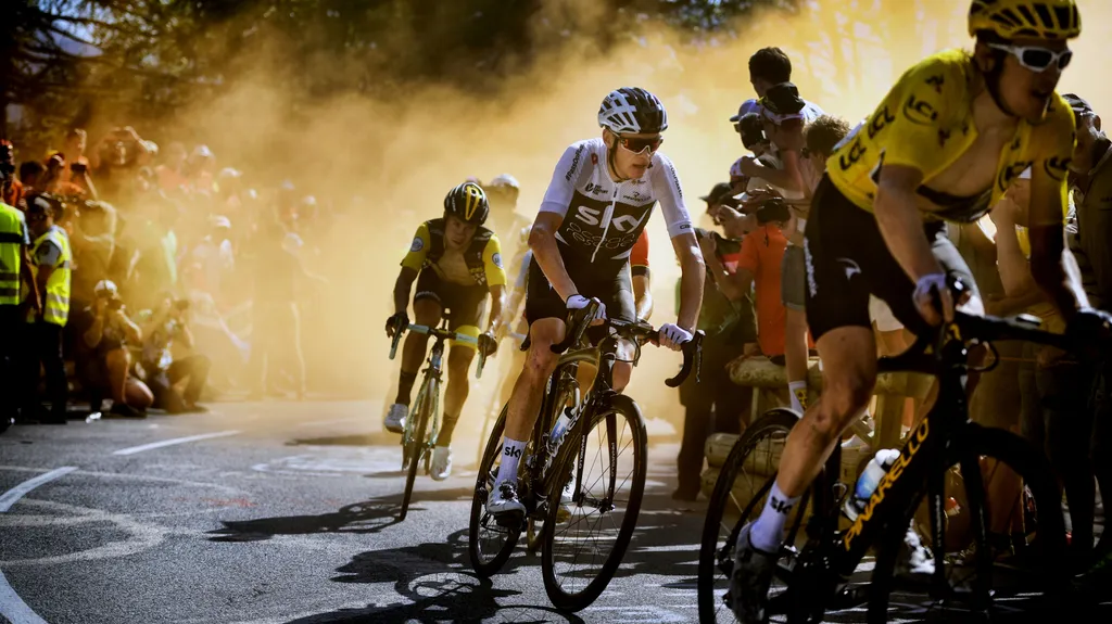 Chris Froome (v bílém) na Tour de France