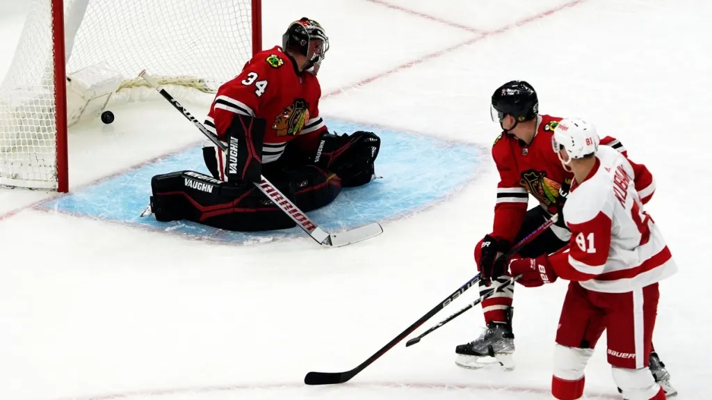 Dominik Kubalík překonává Petra Mrázka