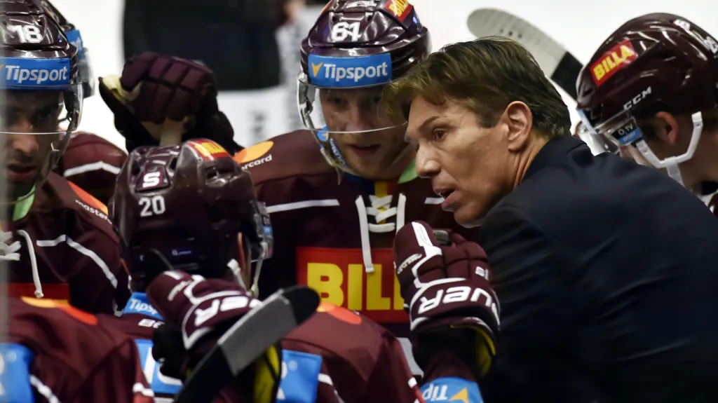 Hokejisté Sparty naslouchají trenérovi Uwemu Kruppovi