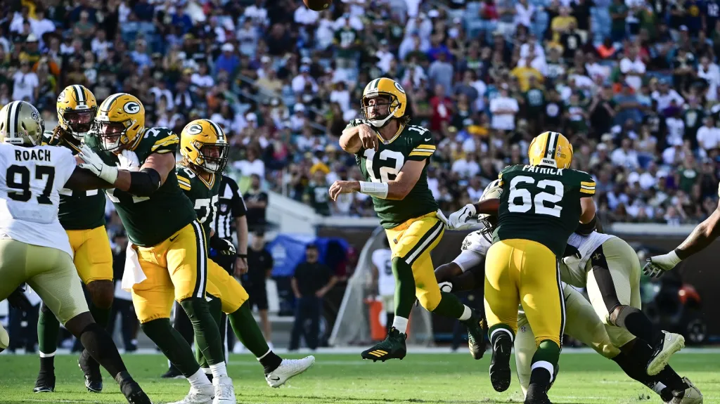 Aaron Rodgers pod tlakem obrany Saints