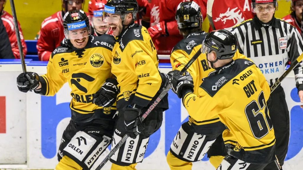 Ondřej Jurčík (vlevo) se raduje se spoluhráči z Litvínova