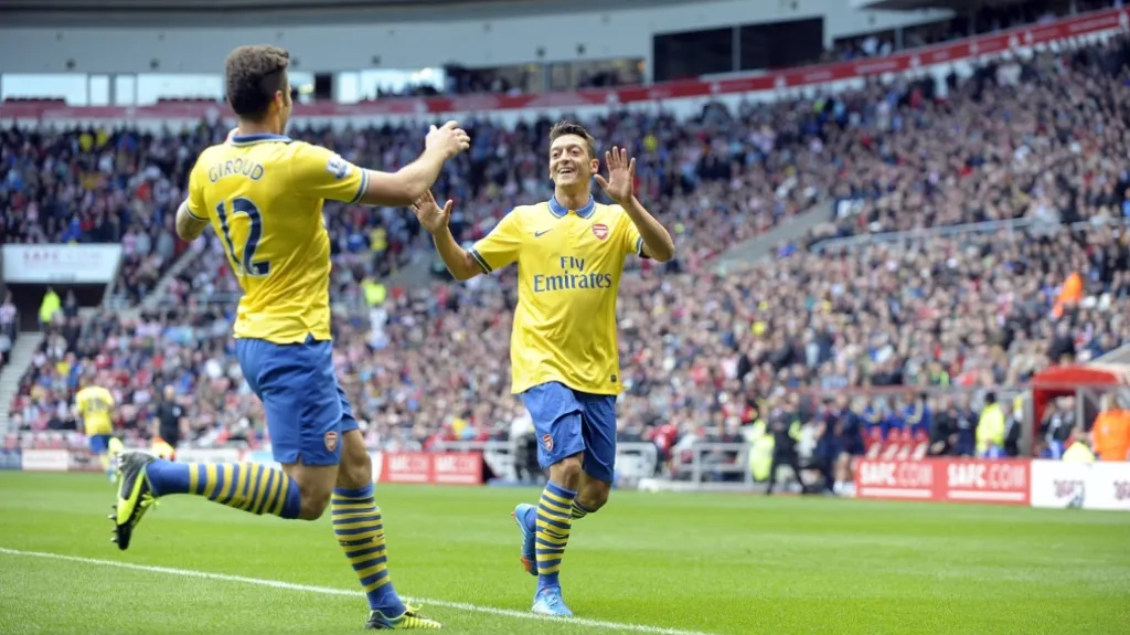 Olivier Giroud a Mesut Özil slaví gól Arsenalu