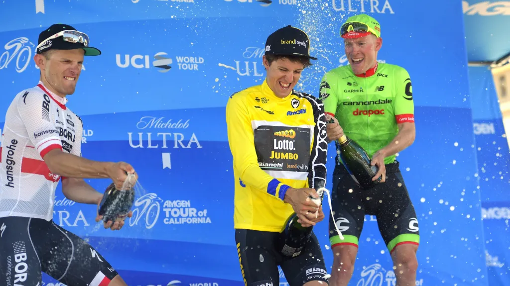 George Bennett ve žlutém slaví celkové prvenství v etapovém závodě Kolem Kalifornie