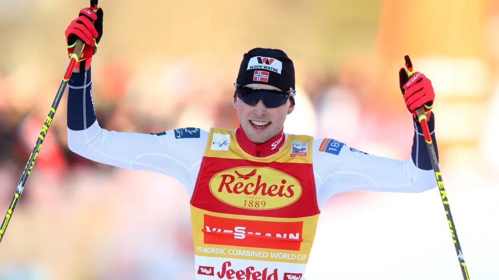 Jarl Magnus Riiber z Norska se raduje z vítězství