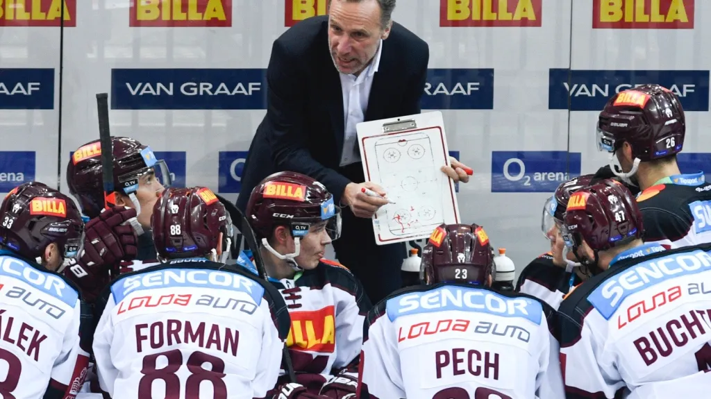 Trenér Miloslav Hořava na lavičce Sparty