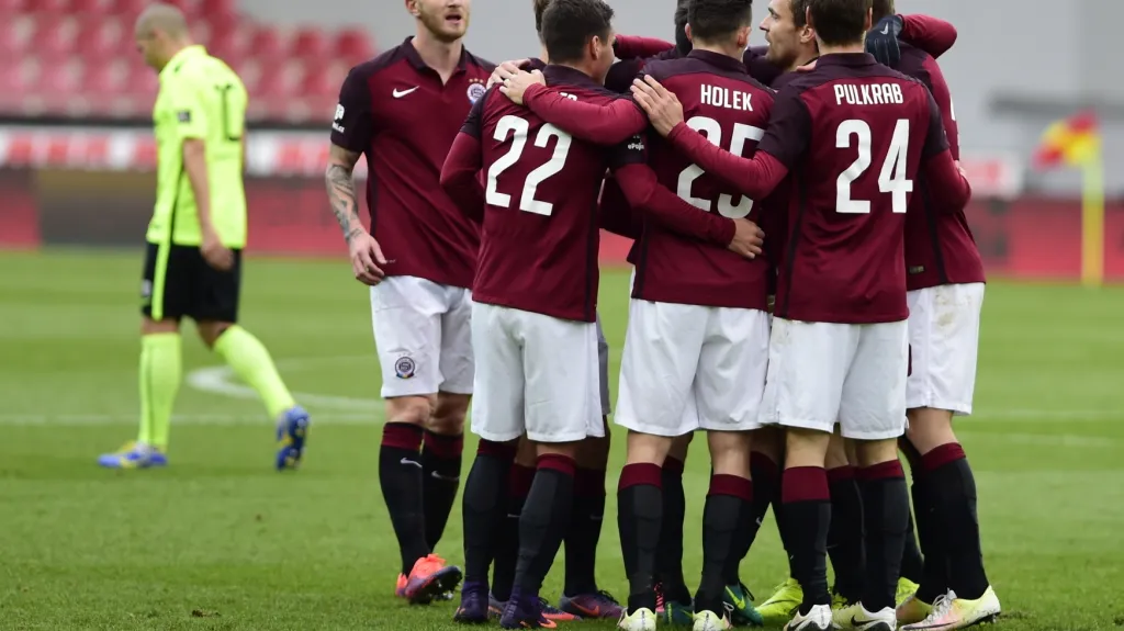 Fotbalisté pražské Sparty slaví jeden z gólů proti Příbrami