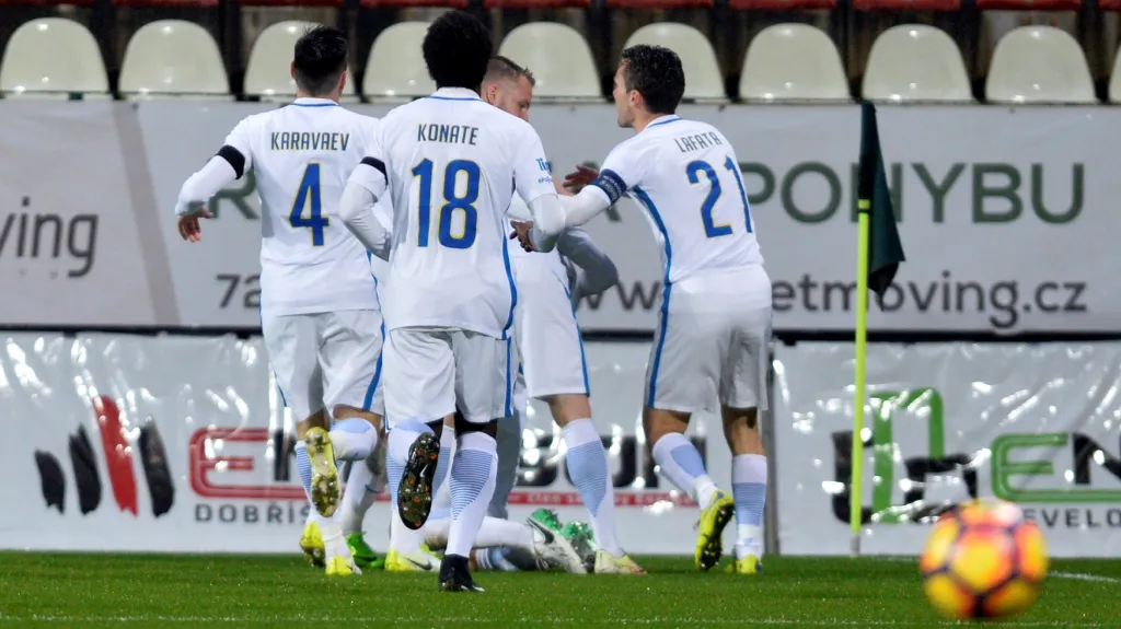 Fotbalisté Sparty se radují z gólu do sítě Příbrami
