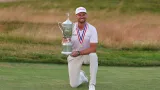 Wyndham Clark s trofejí pro vítěze golfového US Open