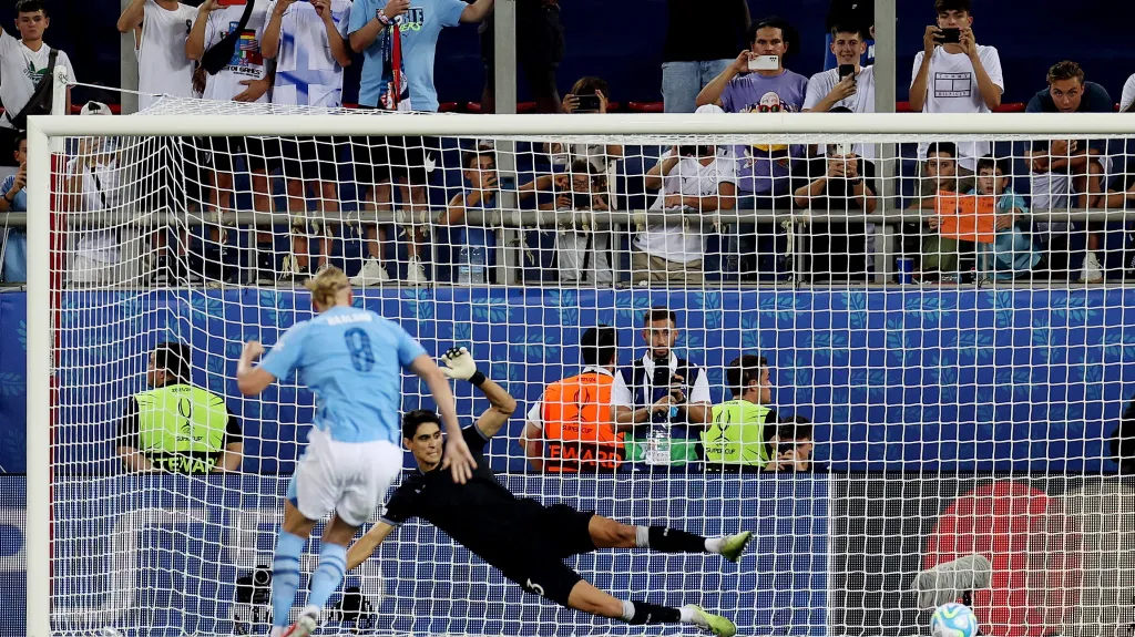 Erling Haaland z Manchesteru City proměňuje penaltu