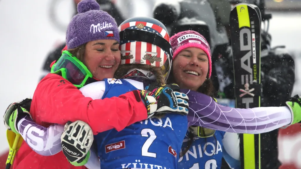 Šárka Strachová v objetí svých soupeřek