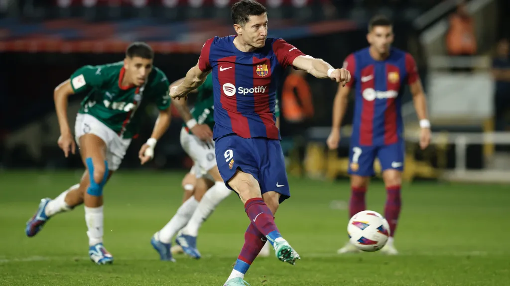 Robert Lewandowski dává gól z penalty