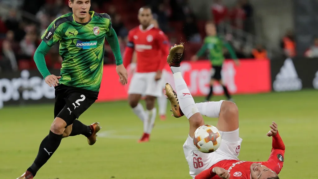 Plzeňský Lukáš Hejda (vlevo) v utkání proti BeerŠevě