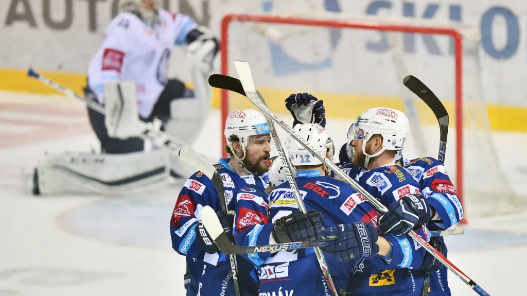 Slavící hokejisté Komety Brno proti Liberci