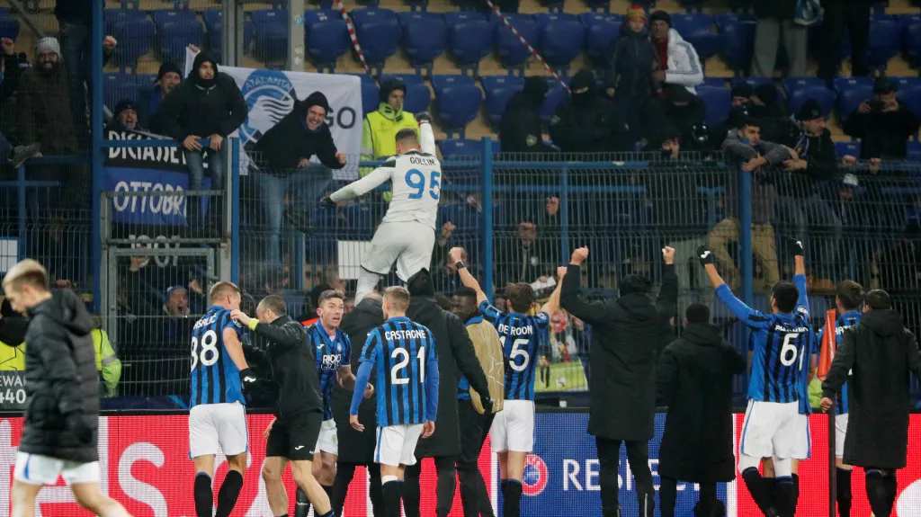 Fotbalisté Atalanty se radují z postupu v Lize mistrů se svými fanoušky