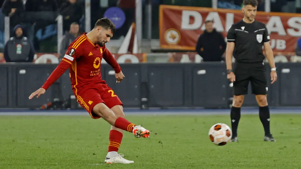 Houssem Aouar při penaltě