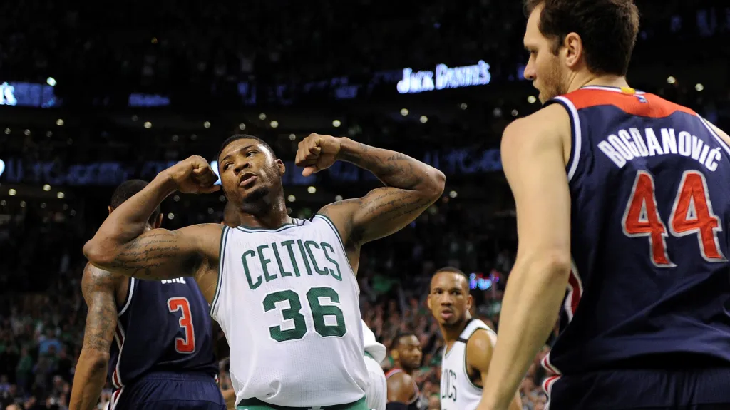 Bostonský Marcus Smart se raduje z koše v utkání s Washingtonem