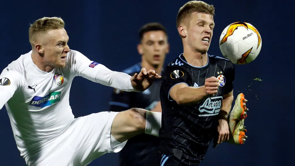 Plzeňský Roman Procházka v souboji s Dani Olmem z Dinama Záhřeb