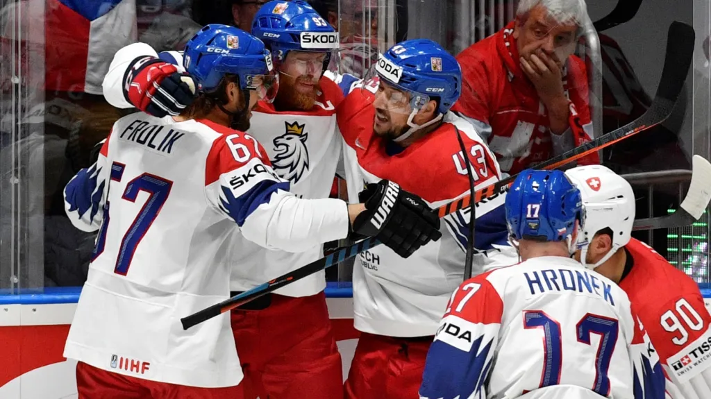 Kapitán české reprezentace Jakub Voráček slaví se spoluhráči