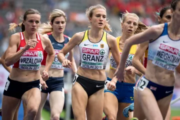 Simona Vrzalová v rozběhu na 1500 m