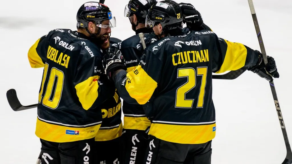Hokejisté Litvínova se radují z gólu