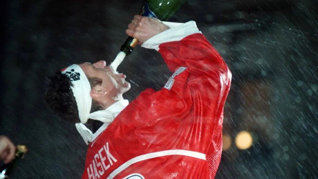 Dominik Hašek slaví s fanoušky na Staroměstském náměstí