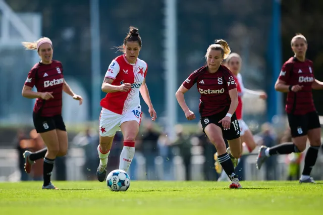 Slávistky po prvním úspěšném derby sezony zdramatizovaly boj o titul