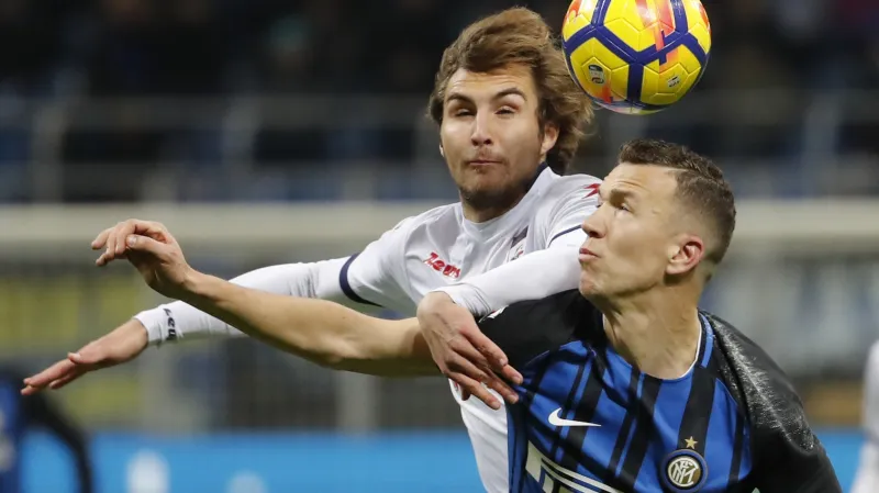 Stefan Simič v souboji s Ivanem Perišičem z Interu