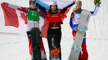 Kanaďanaka Dominique Maltaisová (stříbro), zlatá Eva Samková a Chloe Trespuchová z Francie (bronz)